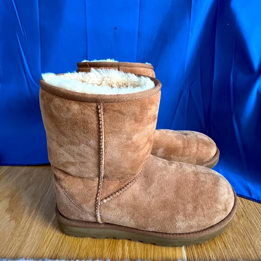 CLASSIC SHORT UGG - CHESTNUT COLOR, SZ 9